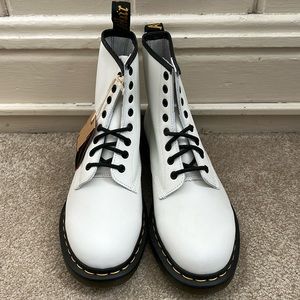 1460 Doc Martens Women’s Smooth Leather Lace Up Boots